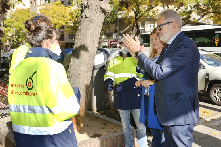 L'alcalde i la regidora conversen amb membres del nou equip