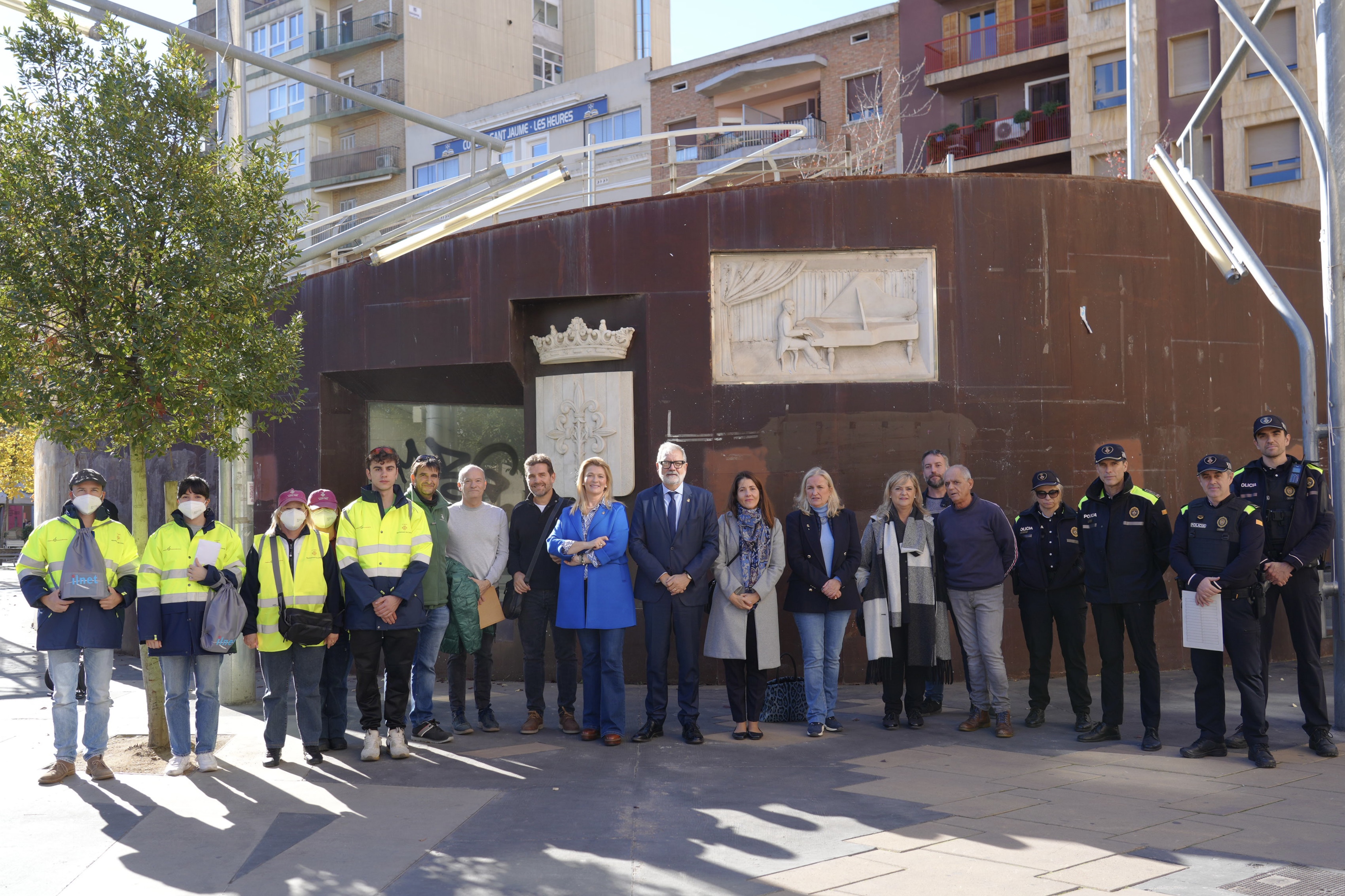 Foto de grup de l'alcalde i els regidors amb el personal implicat i representants veïnals