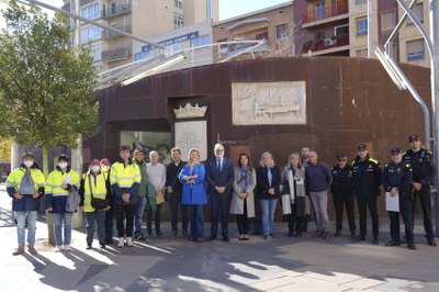 Foto de grup de l'alcalde i els regidors amb el personal implicat i representants veïnals.