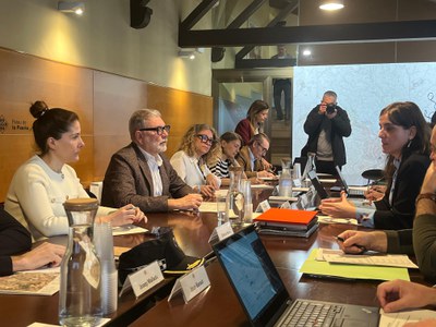 Un moment de la reunió de treball de Larrosa i la consellera Montserrat sobre l'eclipsi.