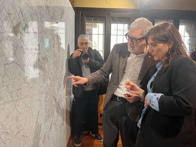 Larrosa i Montserrat han mirat, en un mapa de la ciutat, els quatre indrets on millor es veurà l'eclipsi solar.