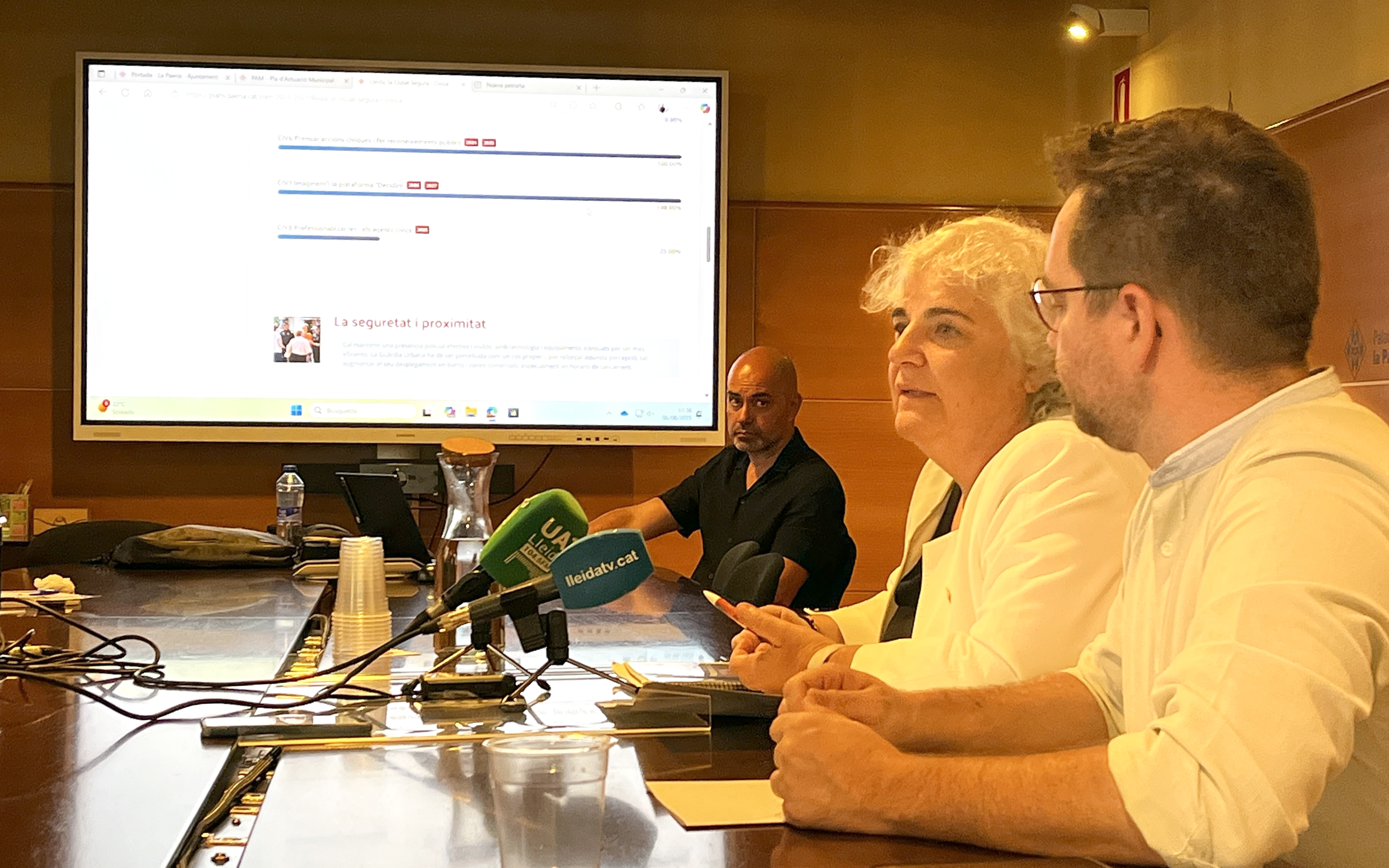 L'alcaldessa accidental, Carme Valls, i el regidor Roberto Pino, han presentat la nova web del PAM, que reforça el retiment de comptes i la transparència de la Paeria.