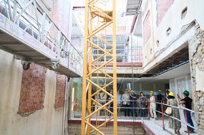 Un moment del recorregut en la visita d'obres que s'ha realitzat al futur Museu Morera..