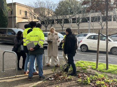 La tinenta d'alcalde amb responsables tècnics durant la visita de planificació d'aquest matí.