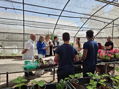 La tinenta d'alcalde Begoña Iglesias, amb la directora de Justícia i els responsables del centre i del projecte, a l'hivernacle.