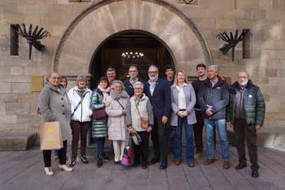 L'alcalde i la regidora amb els representants de l'entitat i personal tècnic de l'àrea de Sostenibilitat.