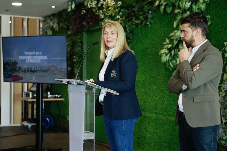 Els tinents d'alcalde Begoña Iglesias i Carlos Enjuanes han presentat al sector empresarial les condicions per a la construcció d’un euipament de serveis residencials per a la gent gran a Pardinyes.