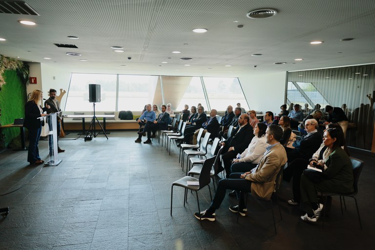 La presentació del plec de condicions per a l'equipament residencial a Pardinyes s'ha fet a la Llotja, davant d'una vinenta de representants del sector de la construcció i de la gestió residencial.