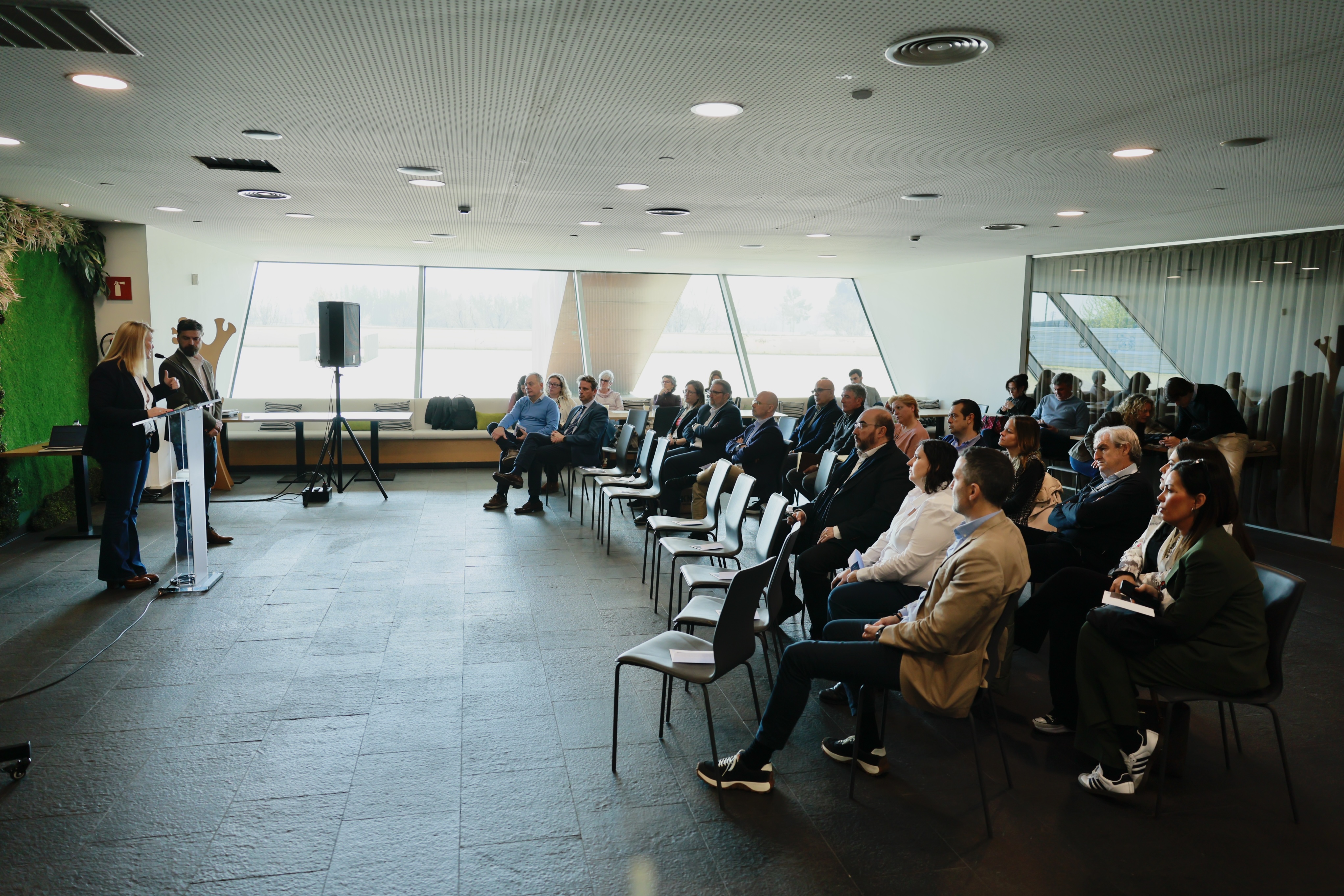 La presentació del plec de condicions per a l'equipament residencial a Pardinyes s'ha fet a la Llotja, davant d'una vinenta de representants del sector de la construcció i de la gestió residencial.