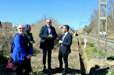 Larrosa i la tinent d'alcalde Carme Valls, amb Fernández, a l'indret on es vol situar el futur baixador ferroviari.
