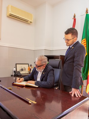 Larrosa ha signat al Llibre d'Honor de l'ajuntament de Raimat.