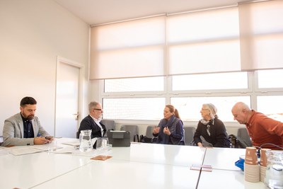 Enjuanes i Larrosa, reunits amb veïns i veïnes de Raimat.