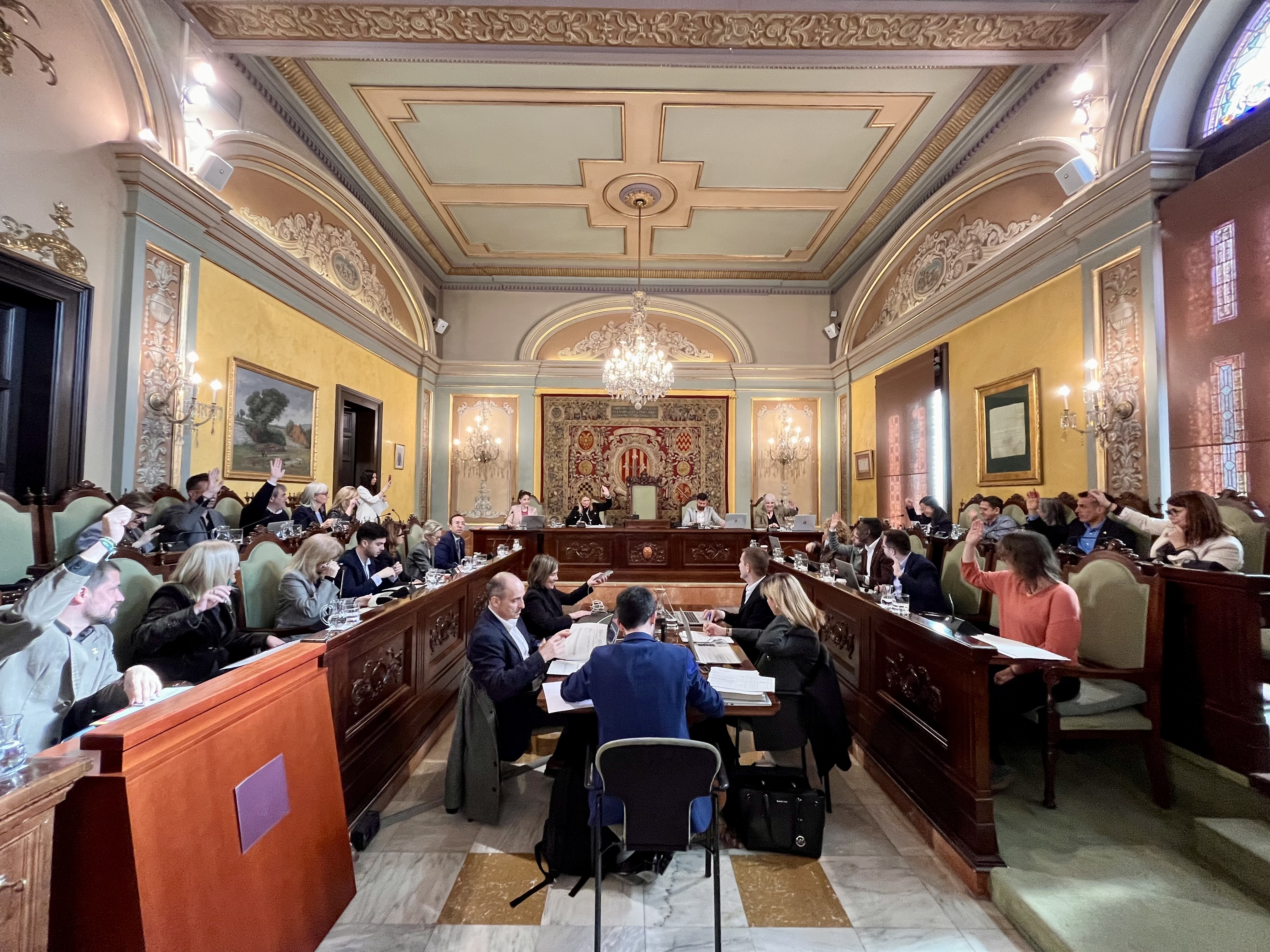 El ple ordinari de l'Ajuntament durant una de les votacions