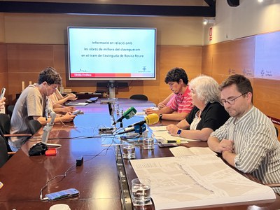 Carme Valls ha presidit una roda de premsa explicant la gestió en relació amb els arbres que s'han retirat de Rovira Roure..