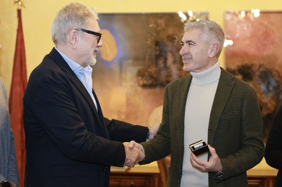 El paer en cap, Fèlix Larrosa, ha felicitat el pilot lleidatà, Edu Pons, pels èxits assolits aquest 2024..