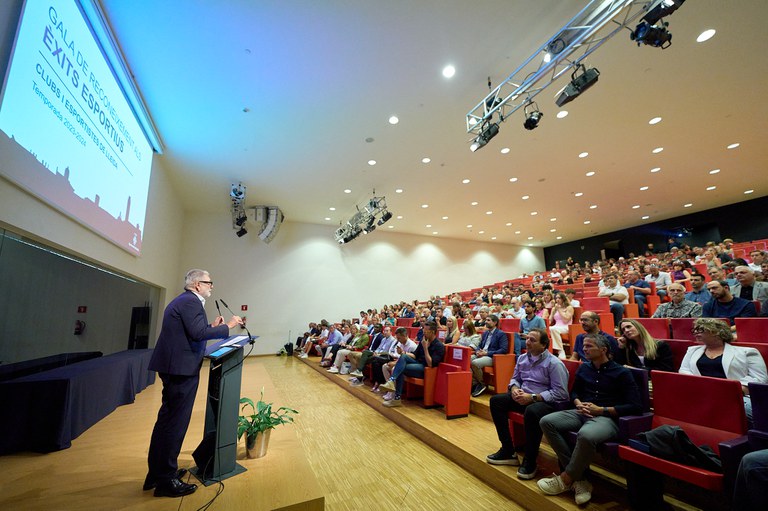 La Llotja de Lleida ha acollit aquesta tarda la gala per homenatjar 7 clubs i 39 esportistes pels seus èxits en la temporada 23-24