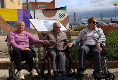 Veïnes històriques del barri davant de la nova placa commemorativa.