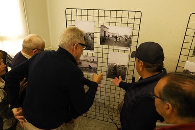 L'alcalde, Fèlix Larrosa, amb veïns del barri a l'exposició de fotografies antigues del centre cívic.