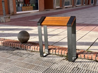 Banc isquiàtic d'una de les parades de bus del carrer de la Llibertat.
