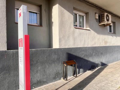 Banc isquiàtic d'una de les parades de bus del carrer de la Llibertat.