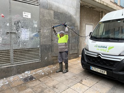 Un operari treballant aquest matí al carrer Jaume I.