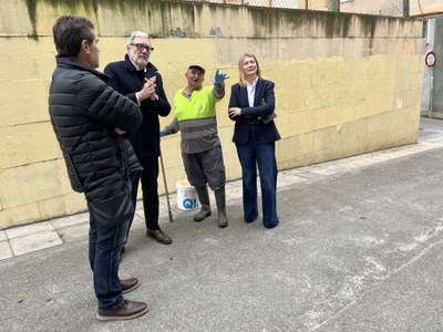 Domingo, Larrosa i Iglesias conversen amb un operari d'Ilnet que fa aquest servei de neteja.