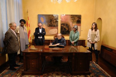 L'alcalde Pueyo ha agraït la visita a la Paeria del conseller Carles Campuzano, qui ha signat en el Llibre d'Or.