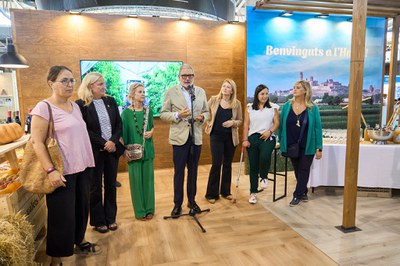 El paer en cap, Fèlix Larrosa, amb les representants dels grups polítics amb representació a la Paeria, a l'estand de l'Ajuntament a la Fira..