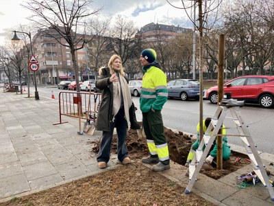 La tinenta d'alcalde i regidora de Sostenibilitat, Begoña Iglesias, amb l'equip de Raga, a la rambla de Corregidor Escofet.