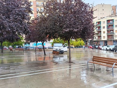 Vista de la plaça amb els nous bancs.