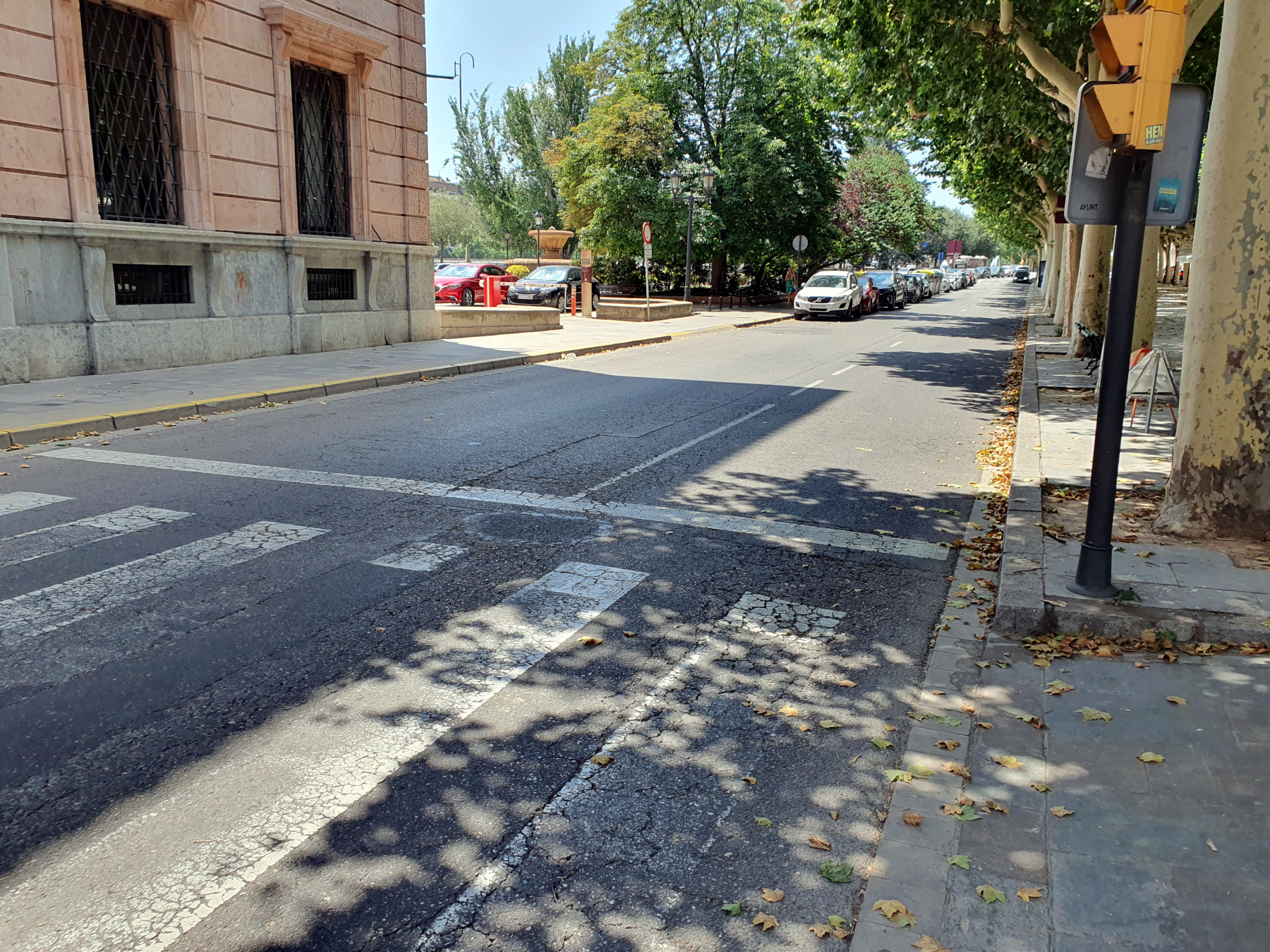 L’actuació es durà a terme en les dues calçades de l’avinguda, a banda i banda del passeig central, i en l’accés al Pont Vell. Permetrà substituir la capa de rodament, que pateix un elevat grau de degradació i envelliment, millorant així la comoditat i la seguretat del trànsit