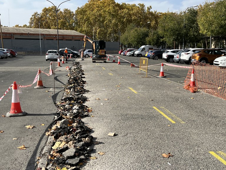 Una màquina treballant a la zona de l'aparcament, aquest matí