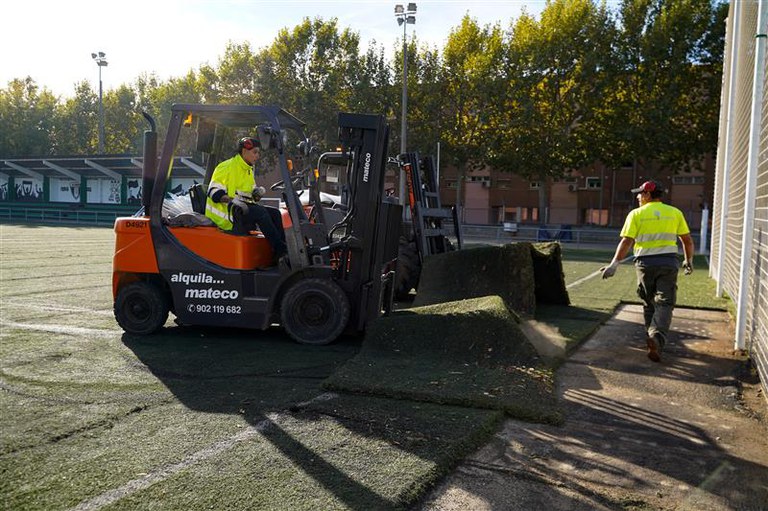 El termini previst per canviar la gespa artificial al camp del Gardeny és d’un mes i les obres, adjudicades a Mondo Ibérica, tenen un pressupost de 177.395 euros.
