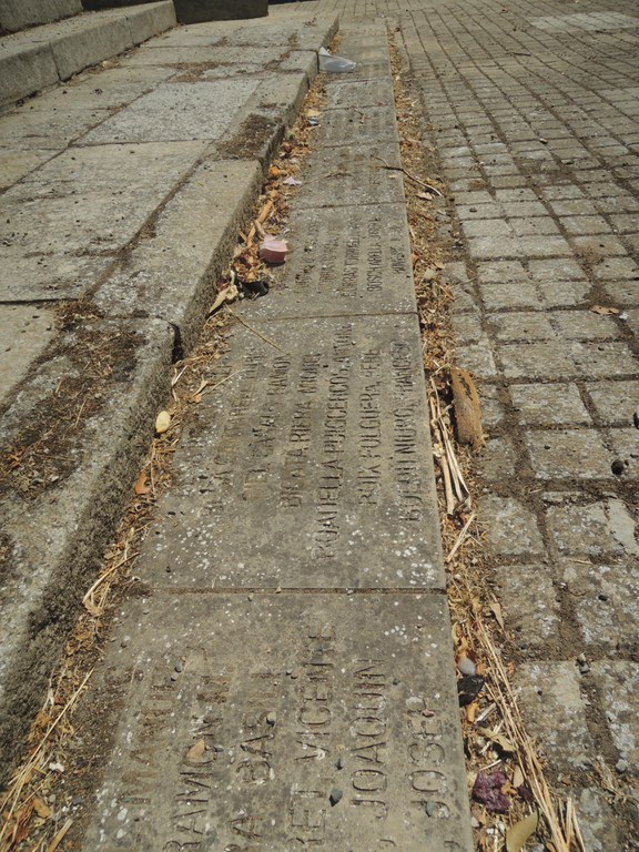 Substitució de les rajoles de la Fossa de la Violència Revolucionària, al Cementiri de Lleida, que inclouen els noms de les 552 persones assassinades a la ciutat a partir del 18 de juliol de 1936, en el context de la Guerra Civil espanyola.