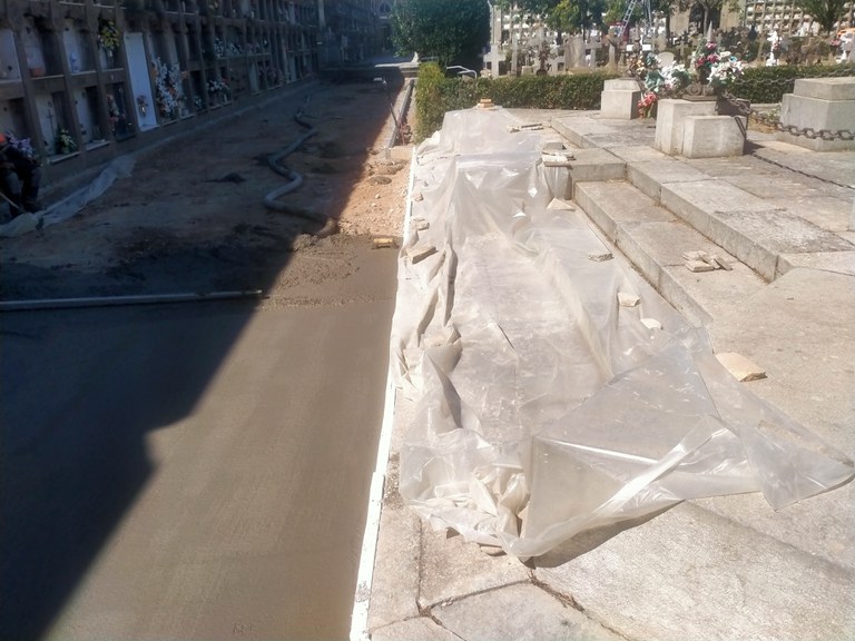 Està previst que els treballs de renovació de les rajoles concloguin el mes que ve.