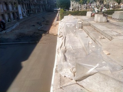 Està previst que els treballs de renovació de les rajoles concloguin el mes que ve..