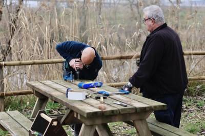 Tasques de fusteria per mantenir el mobiliari urbà.