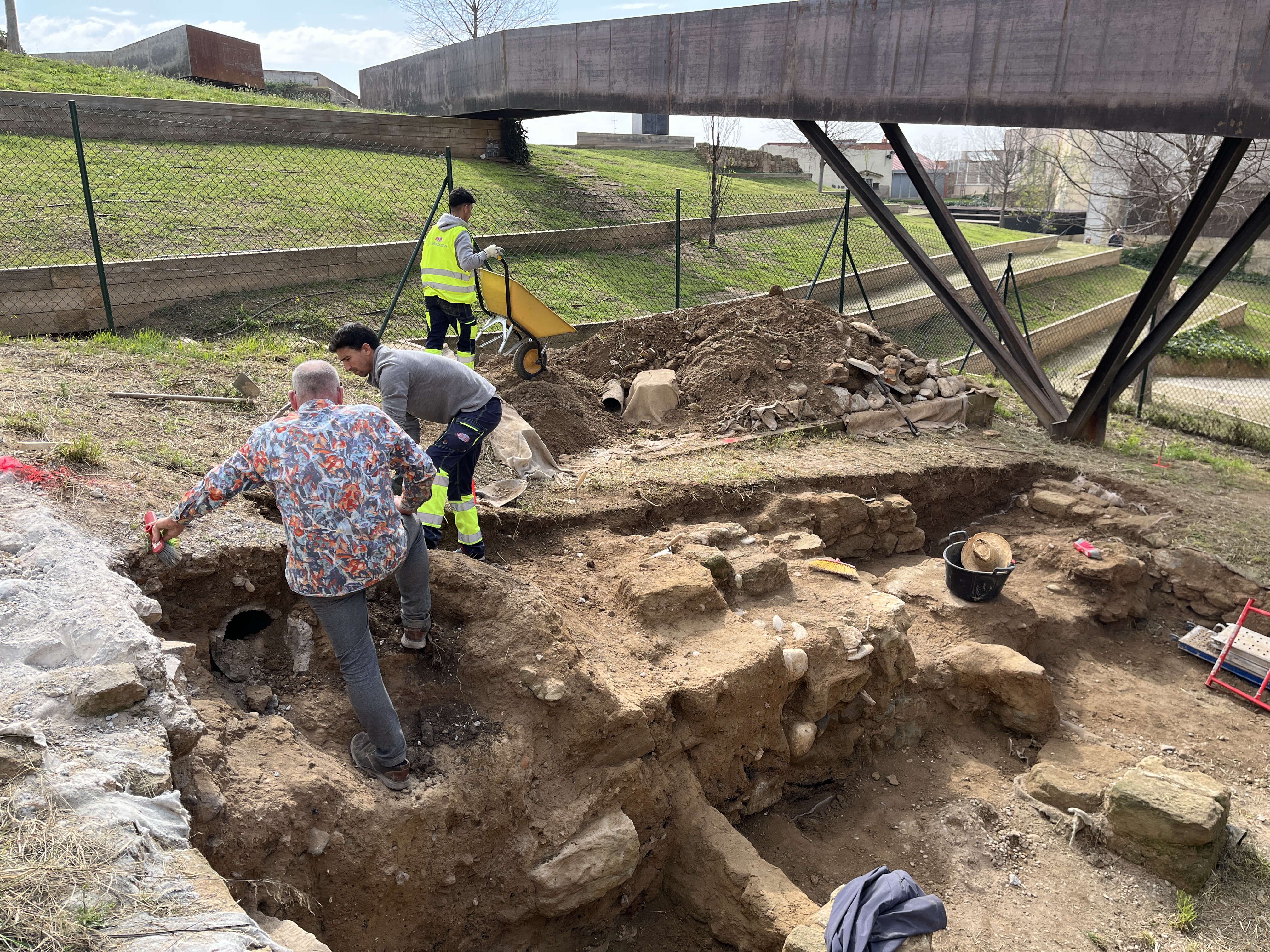 El personal d'Arqueologia treballant al jaciment