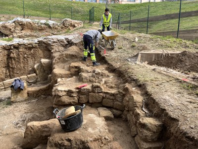 Tasques d'excavació a la la façana sud-oest de la casa.