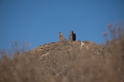 Vista de la façana est de la torre, la més deteriorada.