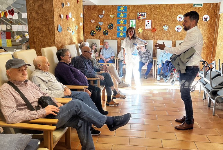 El tinent d'alcalde i regidor de Persones Grans, Carlos Enjuanes, ha conversat amb les persones usuàries del Centre de Dia Santa Clara, al Centre Històric.