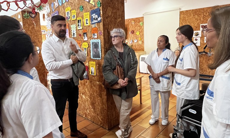 El tinent d'alcalde Enjuanes ha conversat amb les professionals del Centre de Dia Santa Clara en la visita que hi ha fet amb motiu del Dia Internacional de la Gent Gran.