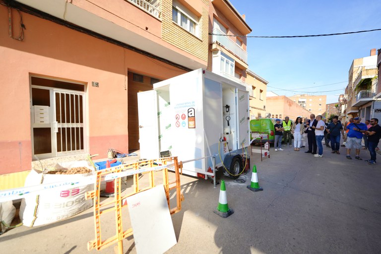 L’alcalde de Lleida, Fèlix Larrosa, acompanyat de la tinenta d’alcalde i regidora del barri, Cristina Morón, així com el president de l’Associació de Veïns, José Carreiro, ha visitat aquest dimecres les tasques que s’hi estan duent a terme