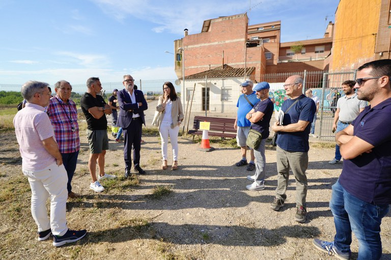 Aquestes tasques van a càrrec de personal de les brigades municipals i de les empreses concessionàries dels diferents serveis municipals