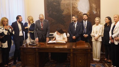 La pregonera signa el Llibre d'Or de la Paeria.