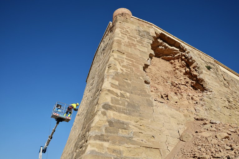 Un operari treballant en les tasques de consolidació d'aquest espai