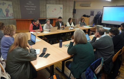 Reunió de diferents àrees municipals a la comissió de la infància, adolescència i famílies..