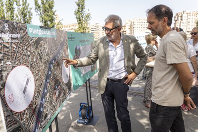 El paer en cap, explicant el projecte sobre un plànol..