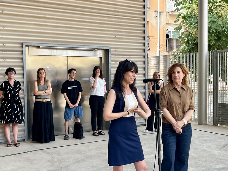 L'artista Almudena Lobera i la directora del centre d’art contemporani CentroCentro de Madrid, Julieta de Haro, durant la presentació