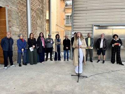 La regidora Pilar Bosch presenta el nou cicle expositiu.